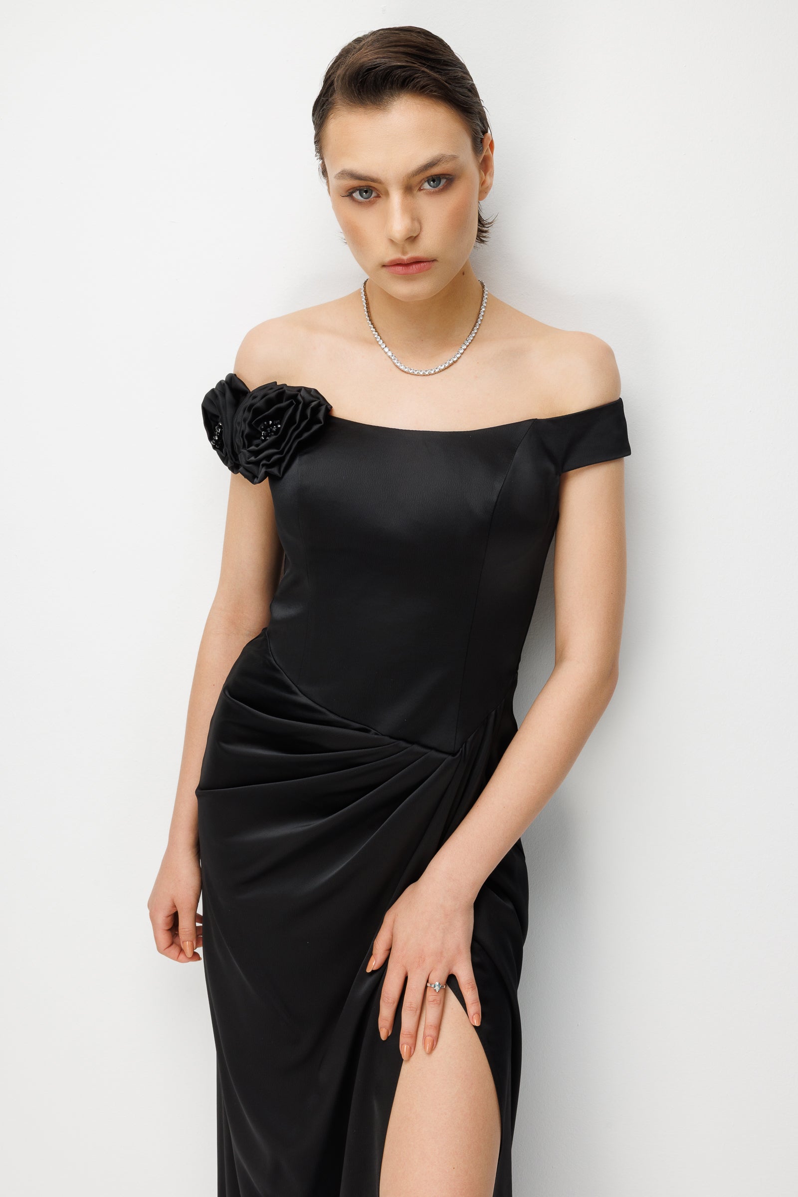 Kayık Yaka Tek Omzunda Çiçek Detaylı Ön Beden Kapaklı Saten Elbise