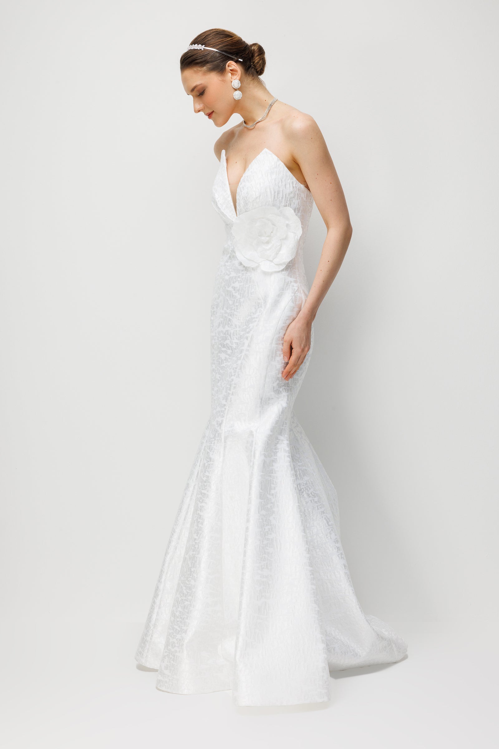 ALFABETA - Kırlangıç Straplez Yakalı Çiçek İşlemeli Balık Kalıplı Uzun Elbise