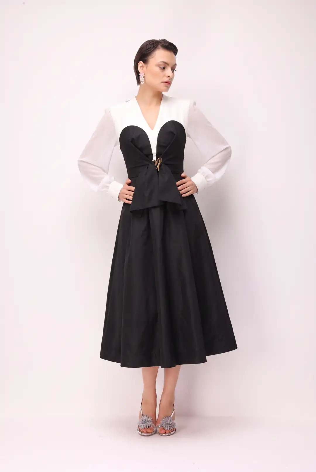 Ürün görseli: Fiyonk Detaylı V Yaka Tafta Midi Elbise